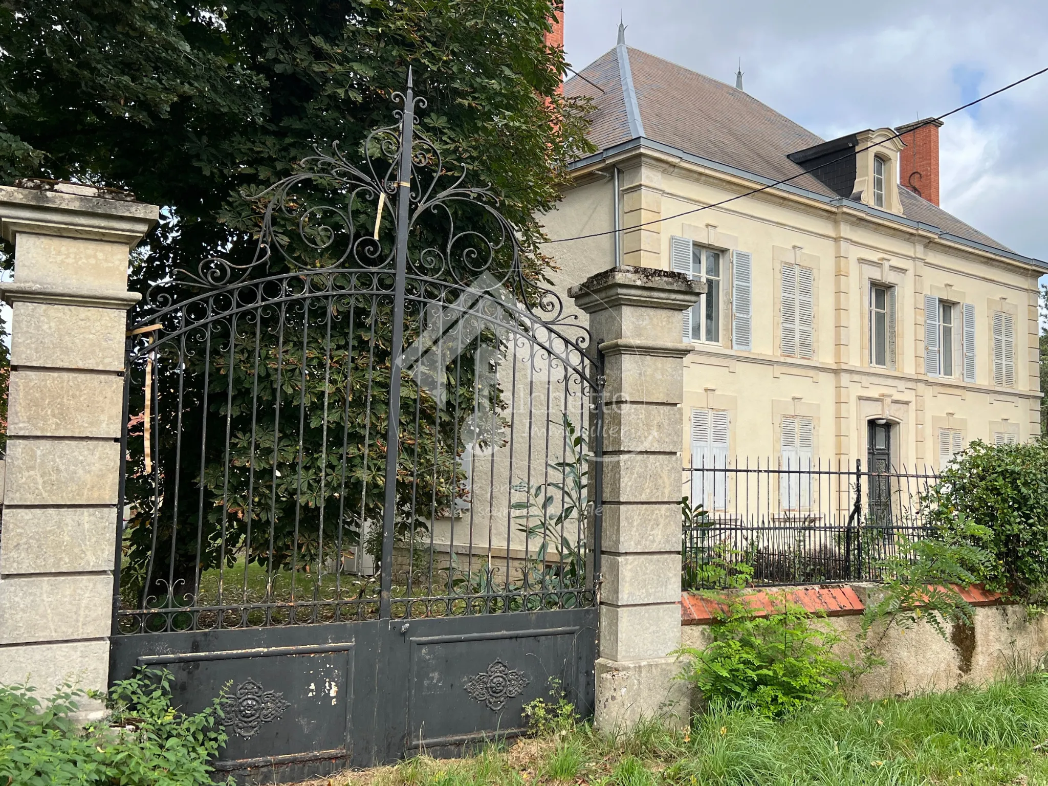 Maison de maître à Mornay-sur-Allier : 6 chambres et piscine sur 4930 m² 