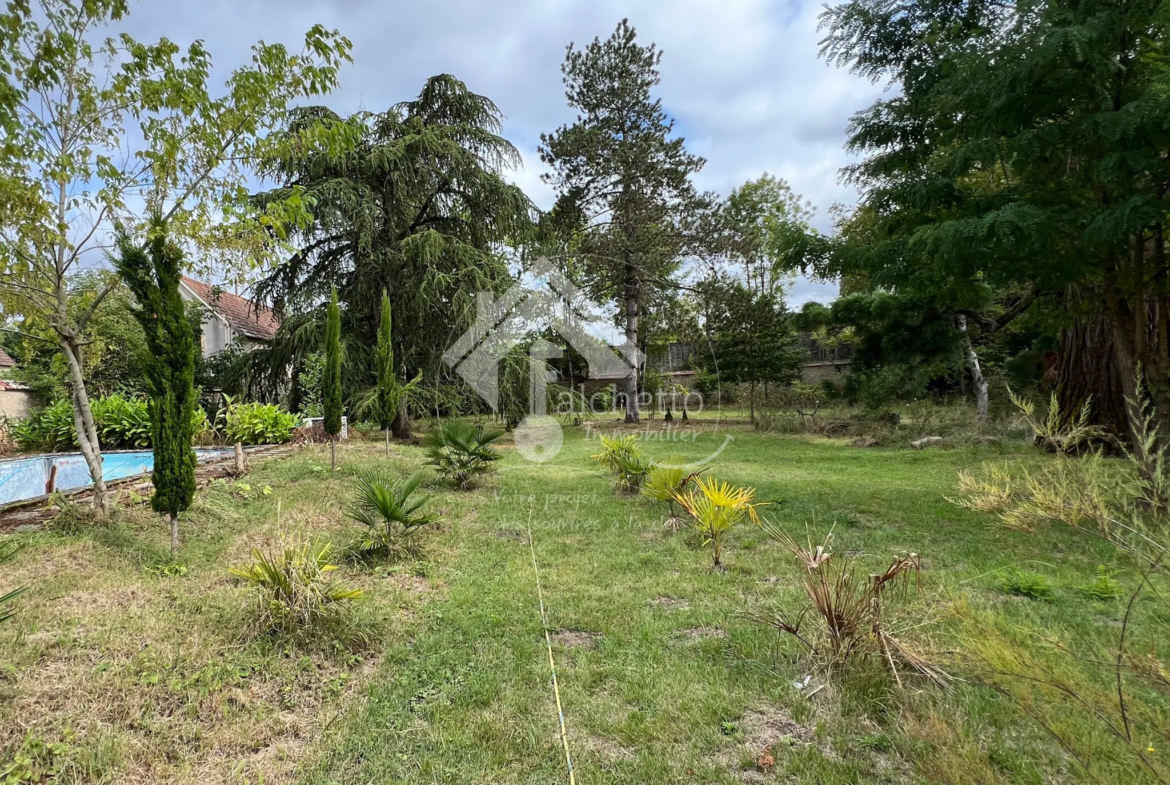 Maison de maître à Mornay-sur-Allier : 6 chambres et piscine sur 4930 m² 