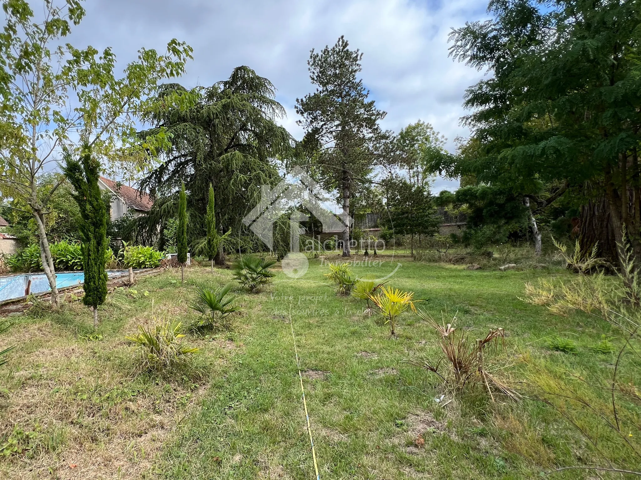 Maison de maître à Mornay-sur-Allier : 6 chambres et piscine sur 4930 m² 