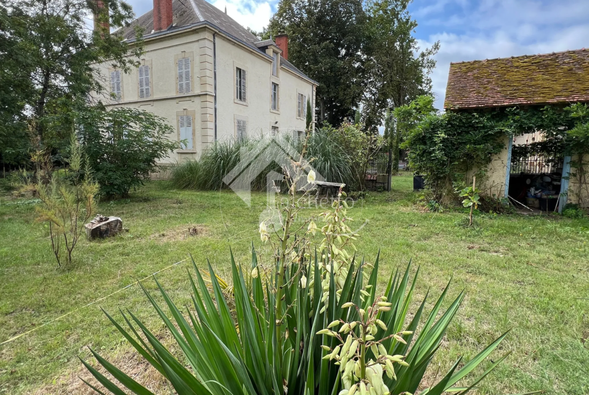 Maison de maître à Mornay-sur-Allier : 6 chambres et piscine sur 4930 m² 