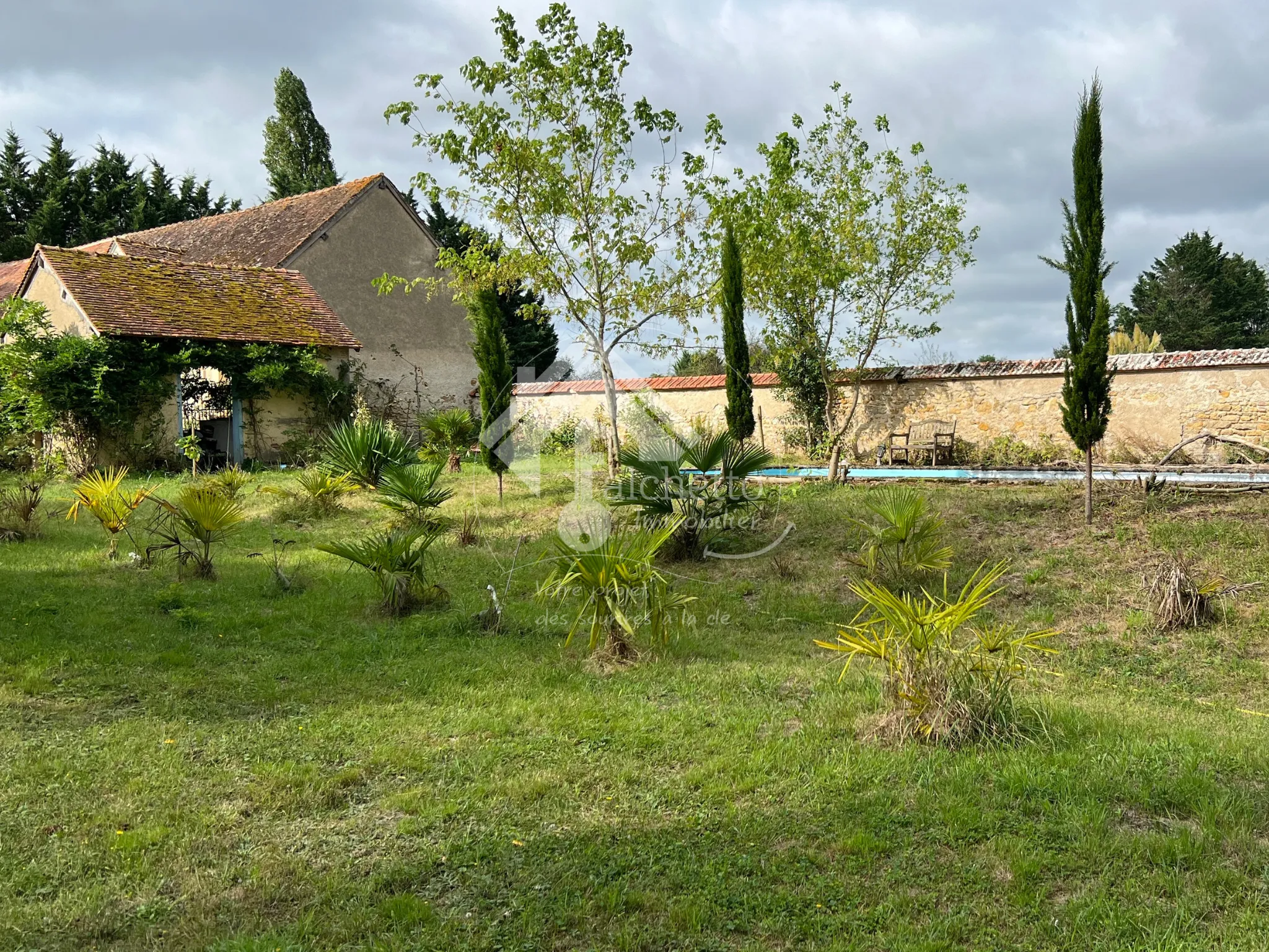 Maison de maître à Mornay-sur-Allier : 6 chambres et piscine sur 4930 m² 