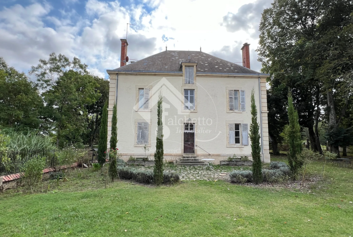 Maison de maître à Mornay-sur-Allier : 6 chambres et piscine sur 4930 m² 