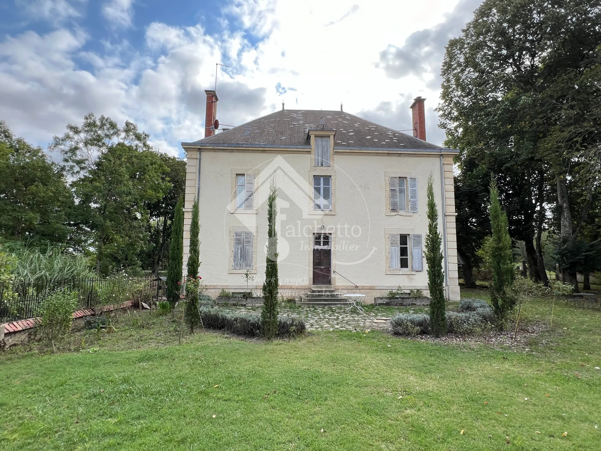 Maison de maître à Mornay-sur-Allier : 6 chambres et piscine sur 4930 m² 