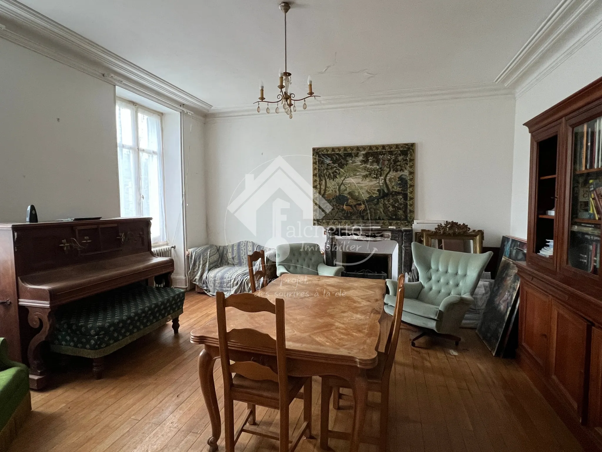 Maison de maître à Mornay-sur-Allier : 6 chambres et piscine sur 4930 m² 