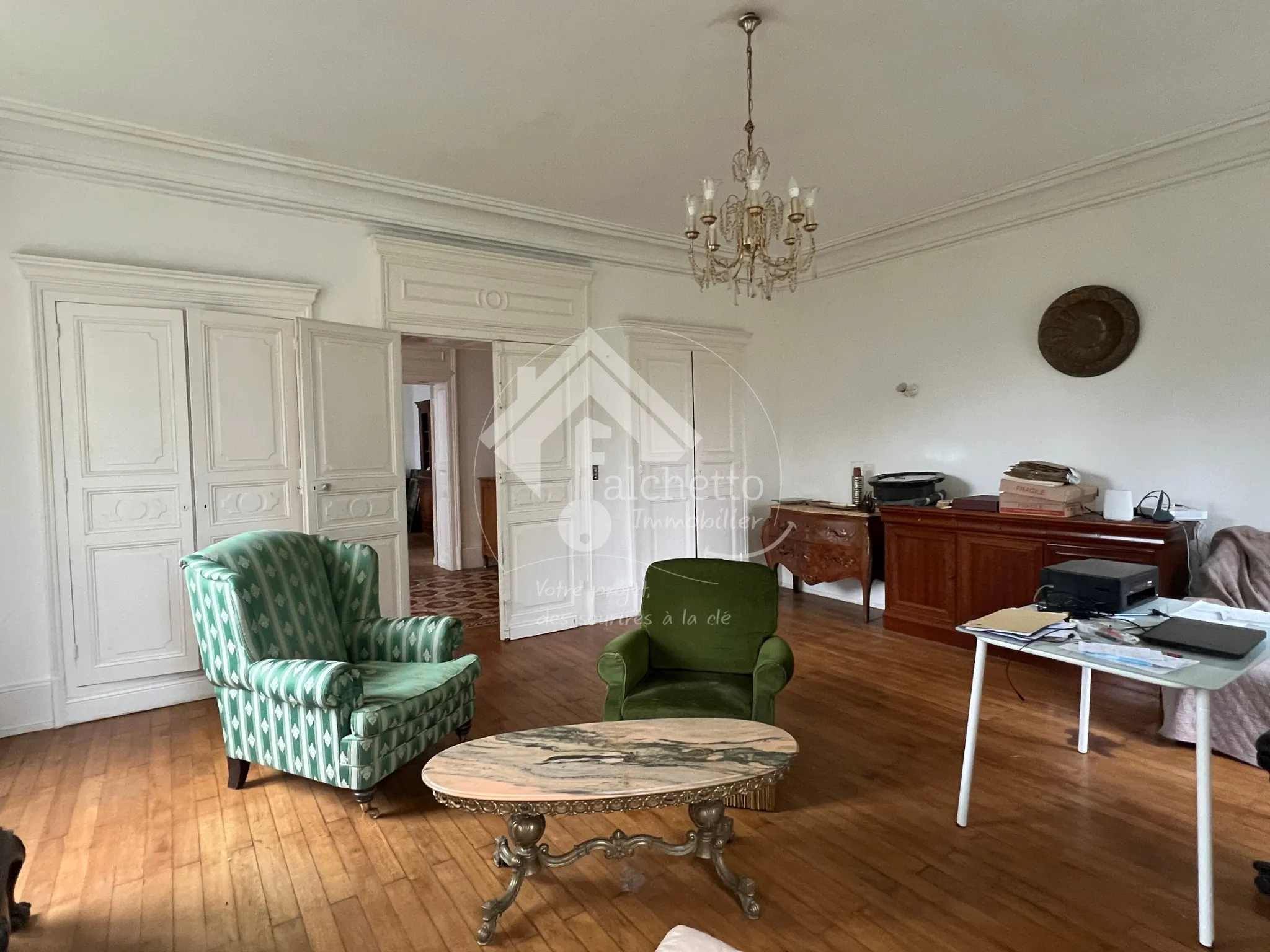 Maison de maître à Mornay-sur-Allier : 6 chambres et piscine sur 4930 m² 