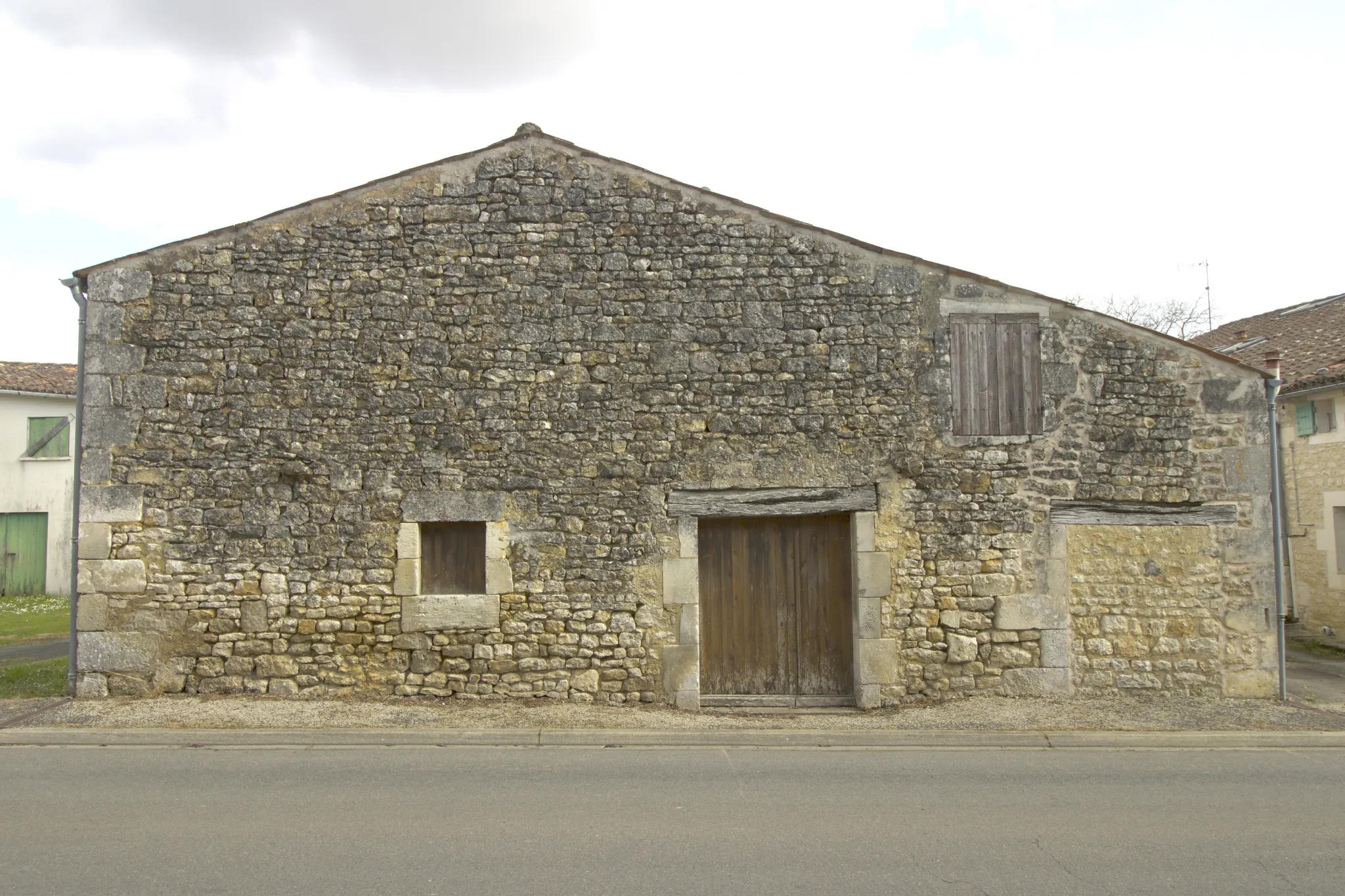 Maison charentaise en parfait état avec jardin de 1350 m² à vendre 