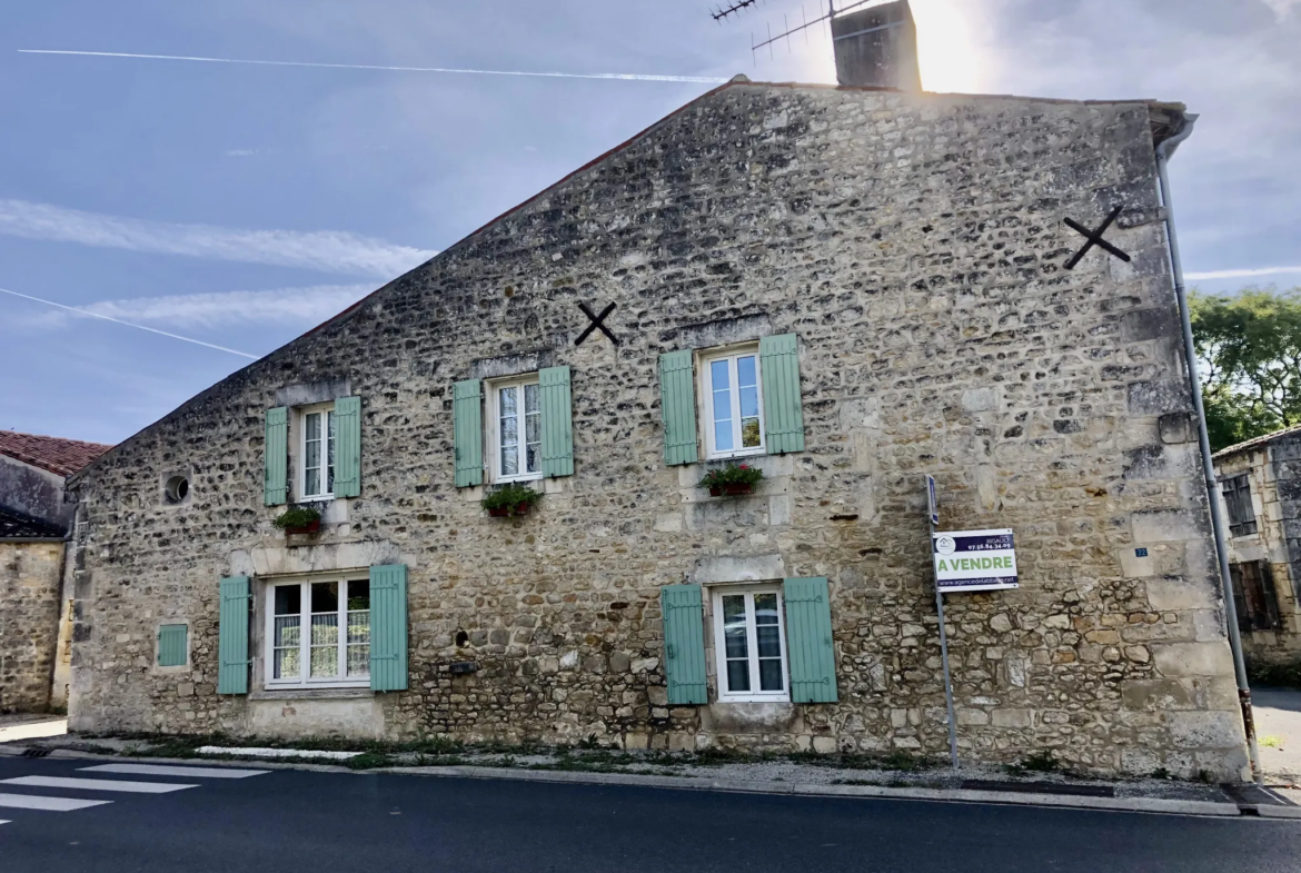 Maison charentaise en parfait état avec jardin de 1350 m² à vendre 