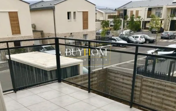 Appartement T2 de 46 m² avec terrasse et parking à Velleron