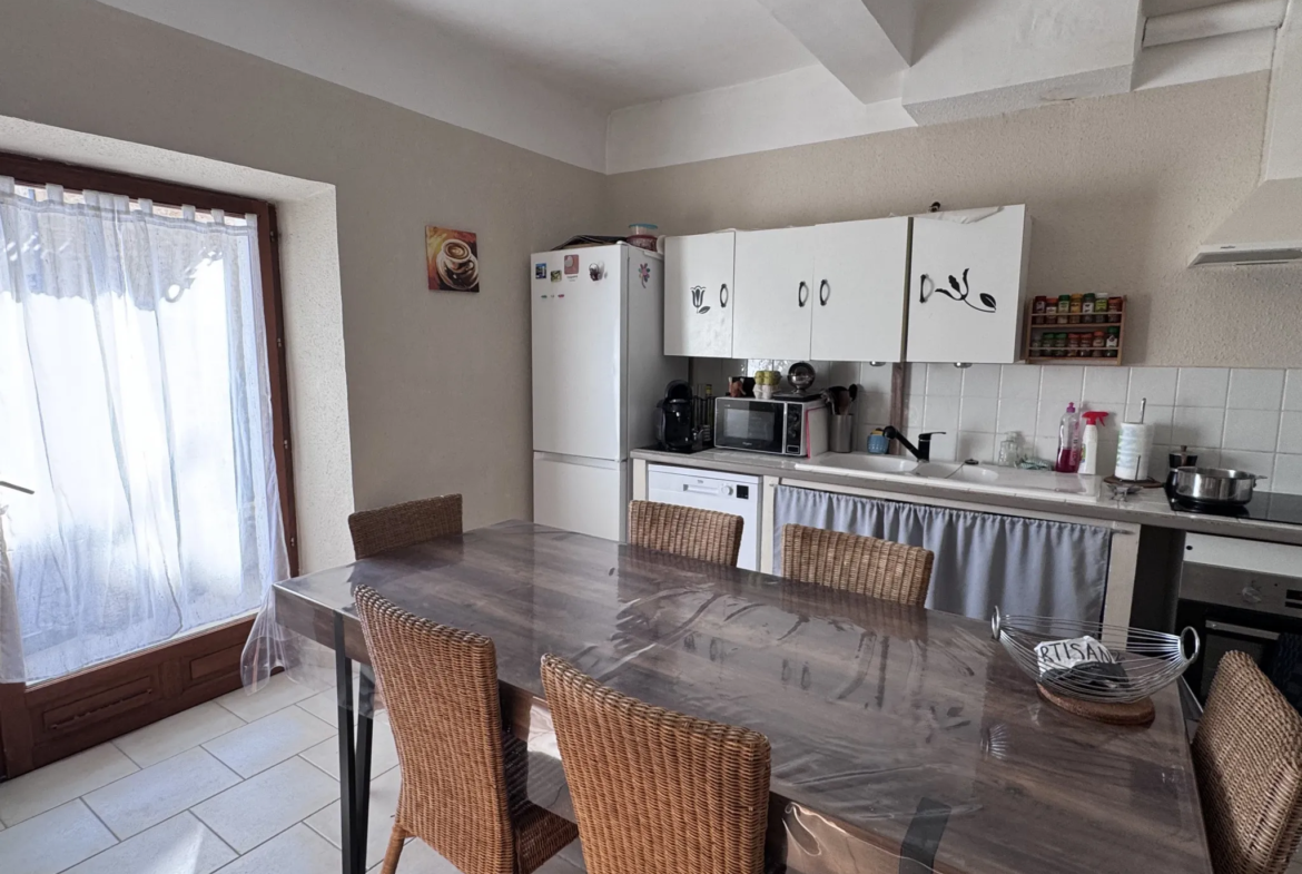 Immeuble avec 3 appartements à vendre à Peyrolles en Provence 