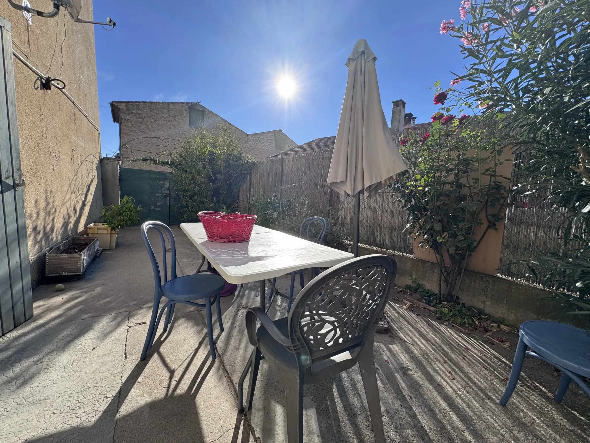 Immeuble avec 3 appartements à vendre à Peyrolles en Provence 