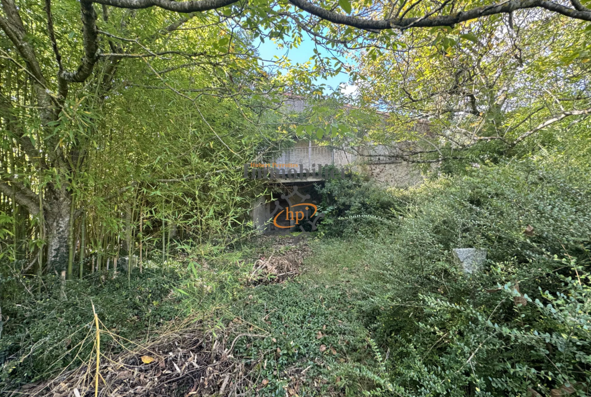 Terrain constructible avec maison de vigne à Saint-Affrique 