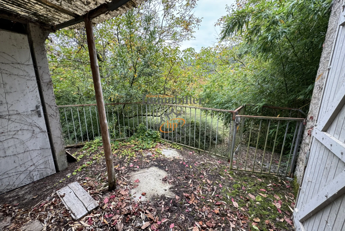 Terrain constructible avec maison de vigne à Saint-Affrique 