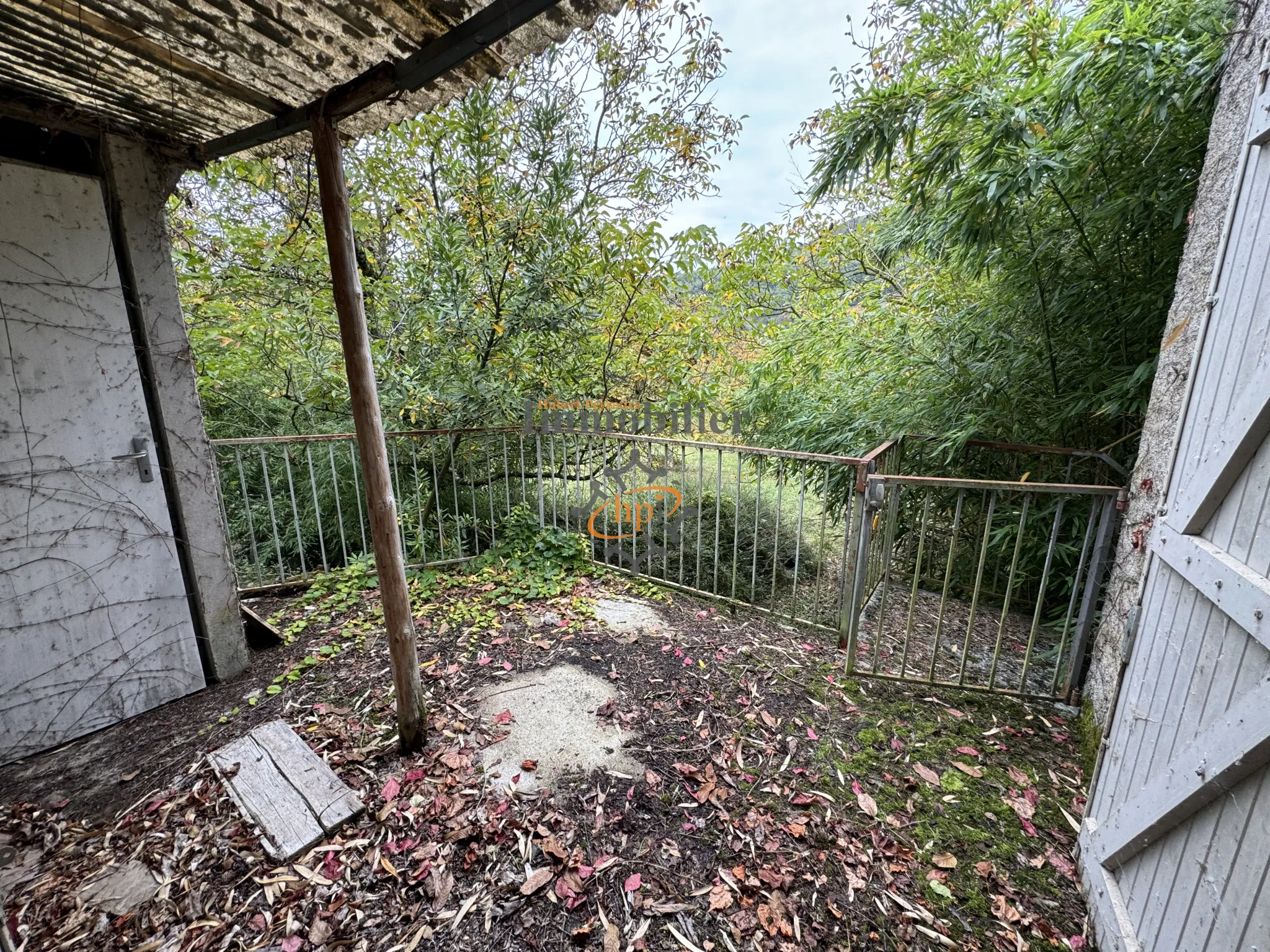 Terrain constructible avec maison de vigne à Saint-Affrique 