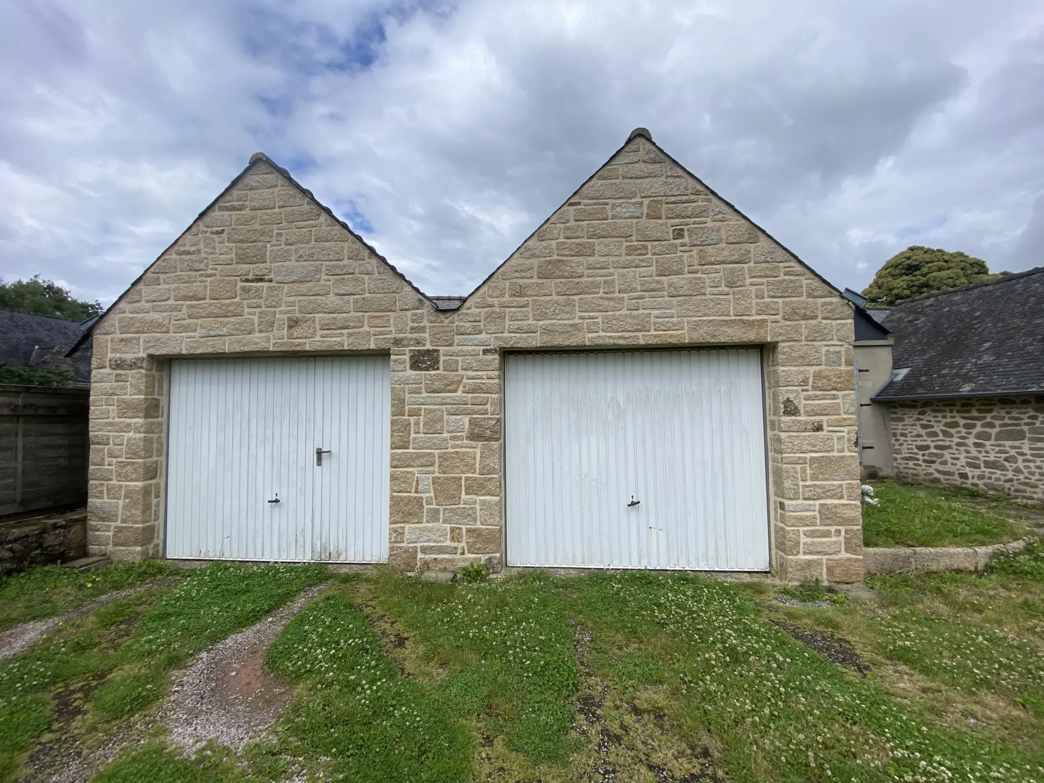 Maison en pierre avec jardin et garage à Malguenac 