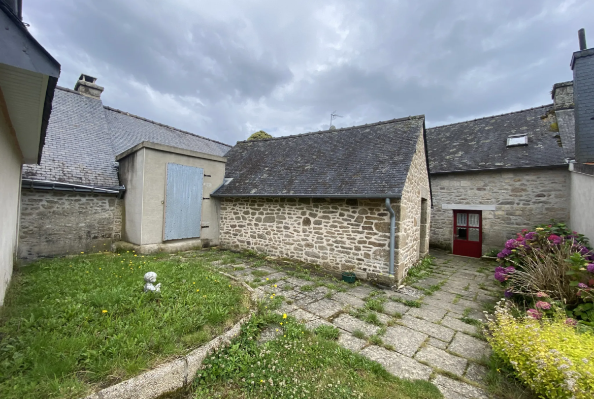 Maison en pierre avec jardin et garage à Malguenac 