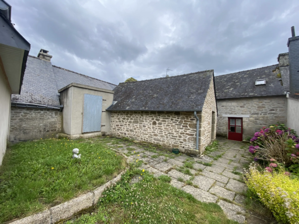 Maison en pierre avec jardin et garage à Malguenac