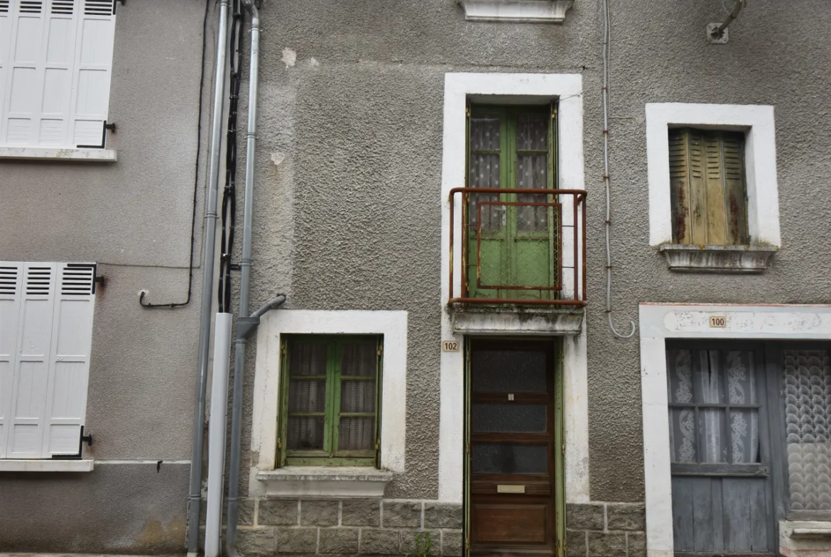 Maison Mitoyenne à rénover à Busserolles 