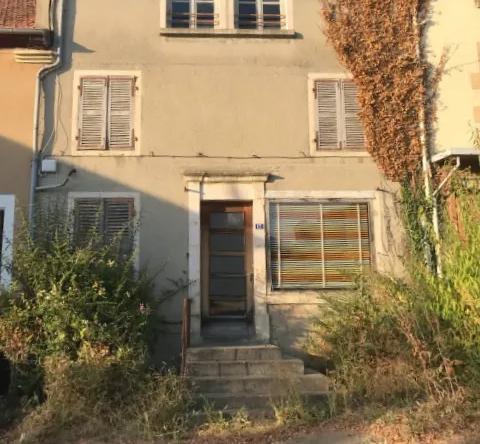 Maison de ville à Saint-Honoré-les-Bains de 165m2 à restaurer entièrement