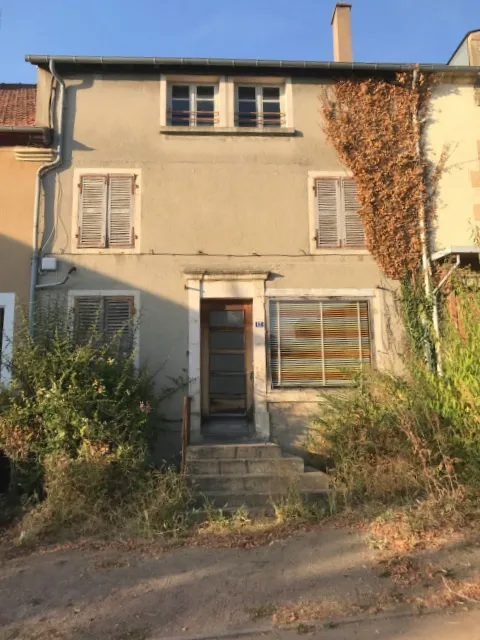 Maison de ville à Saint-Honoré-les-Bains de 165m2 à restaurer entièrement 