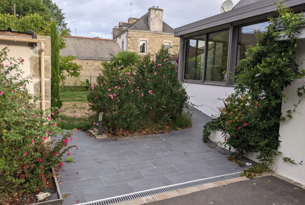 Maison de Ville Rénovée à Muzillac avec 3 Chambres à Vendre 