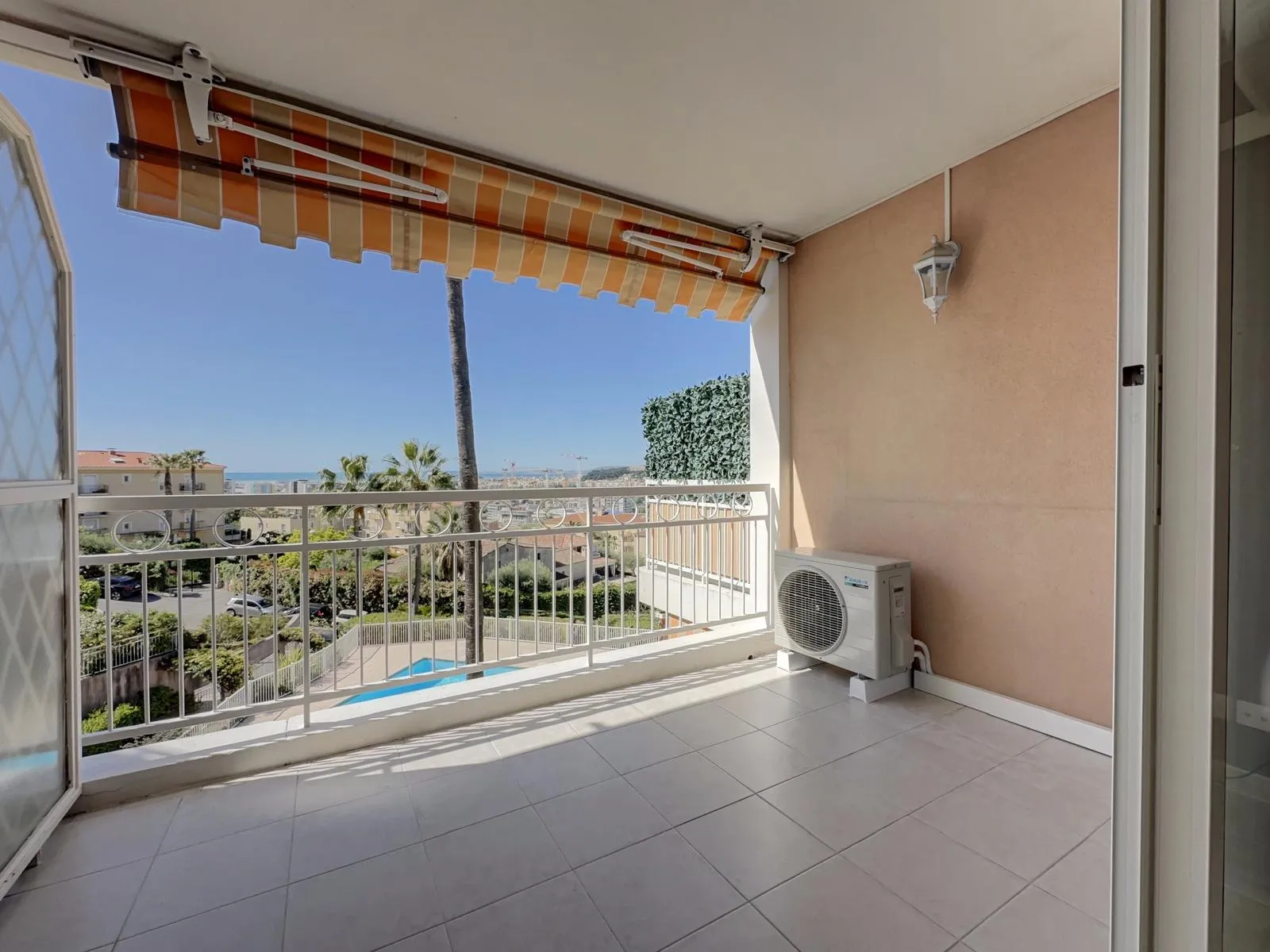 Bel appartement 2 pièces à Nice Ouest avec vue mer 