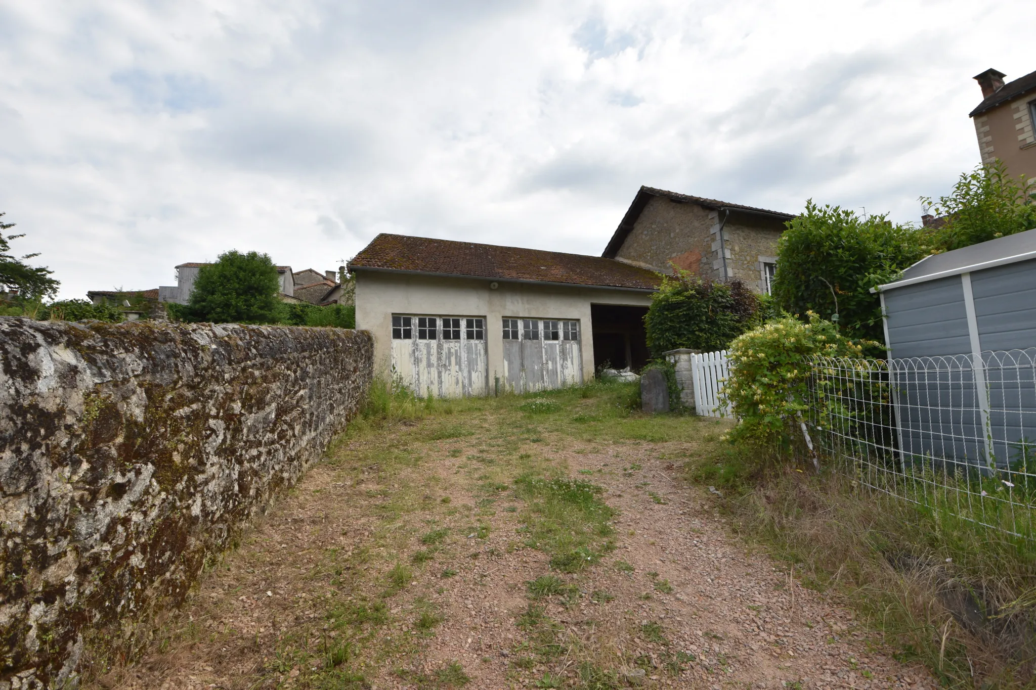 Ancienne École à Rénover dans le Cœur de Piégut-Pluviers 