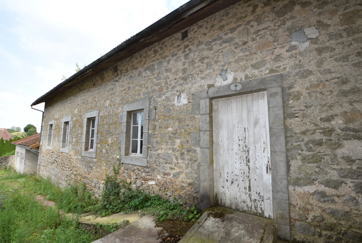 Ancienne École à Rénover dans le Cœur de Piégut-Pluviers 