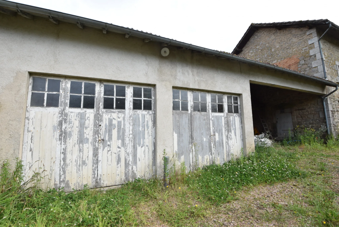 Ancienne École à Rénover dans le Cœur de Piégut-Pluviers 