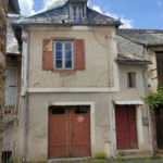 Maison à rénover à Vignols avec garage et terrasse