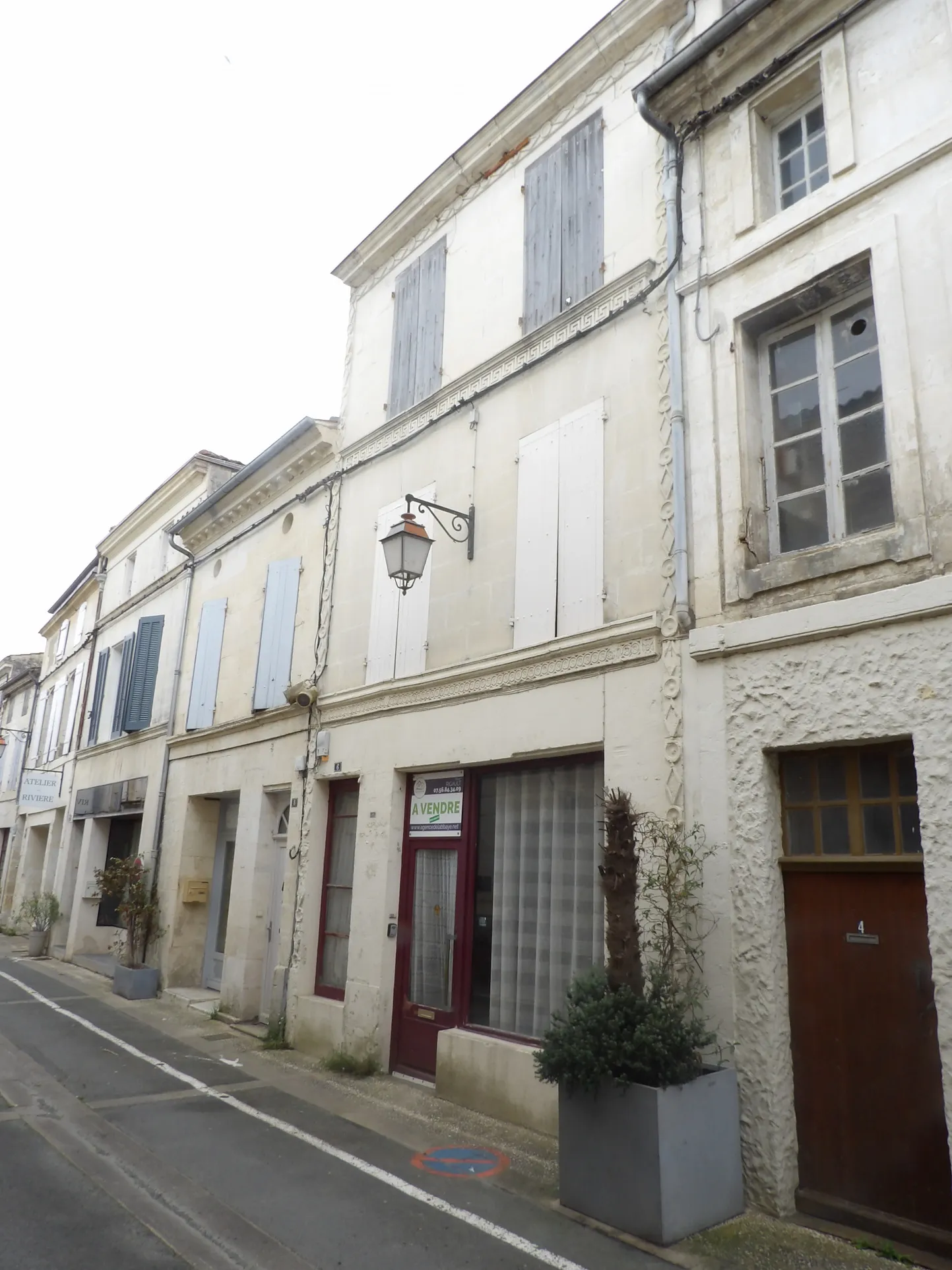 Maison sur 4 niveaux en plein centre de Saint Savinien avec chai à rénover 