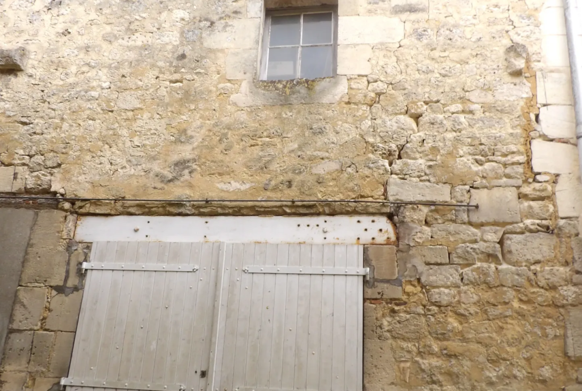 Maison sur 4 niveaux en plein centre de Saint Savinien avec chai à rénover 