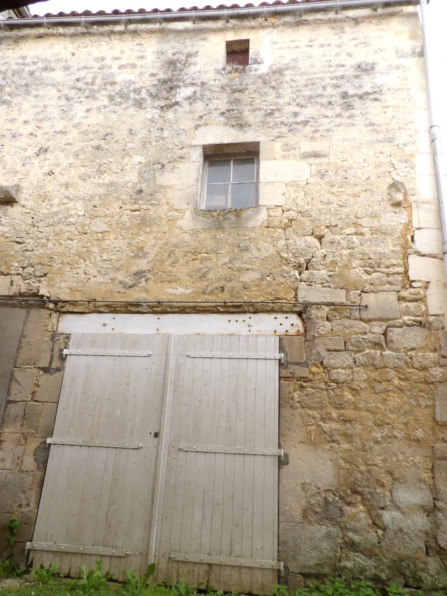 Maison sur 4 niveaux en plein centre de Saint Savinien avec chai à rénover 