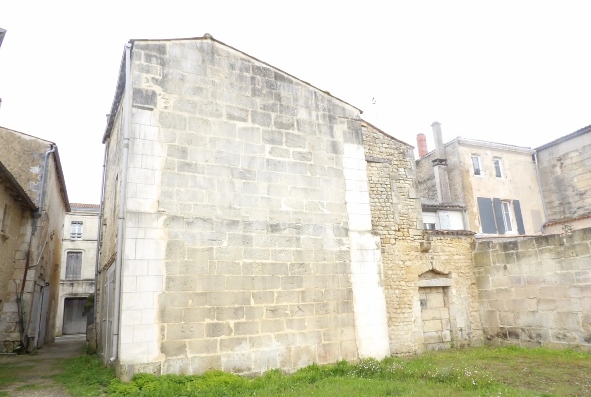 Maison sur 4 niveaux en plein centre de Saint Savinien avec chai à rénover 