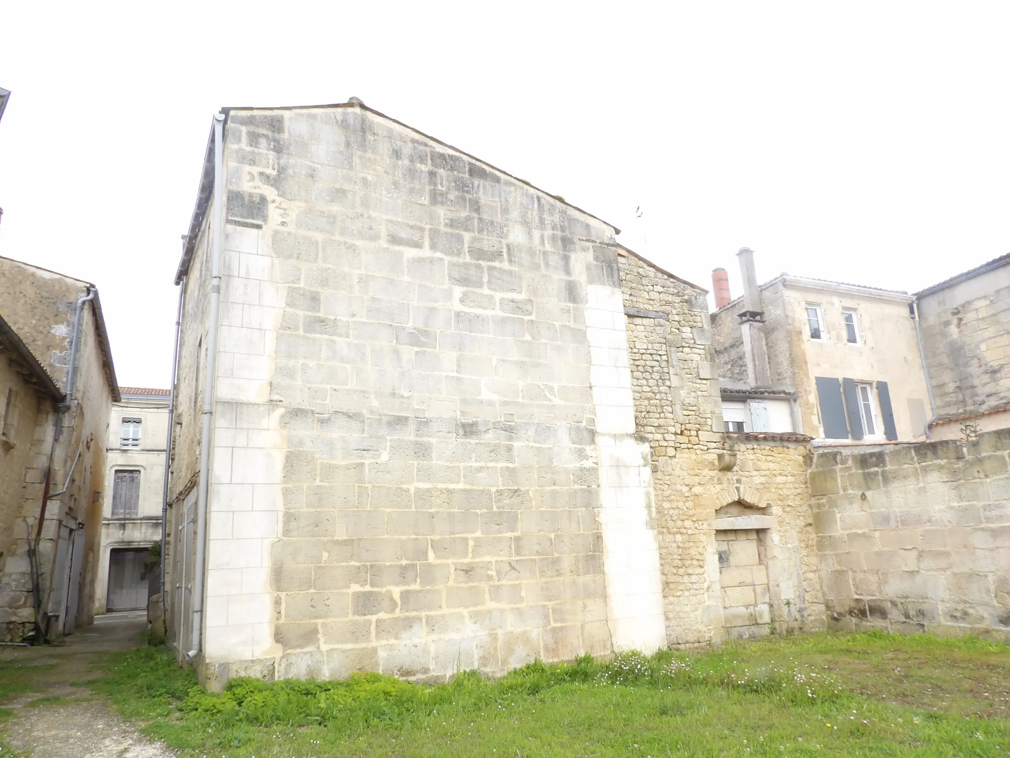 Maison sur 4 niveaux en plein centre de Saint Savinien avec chai à rénover 