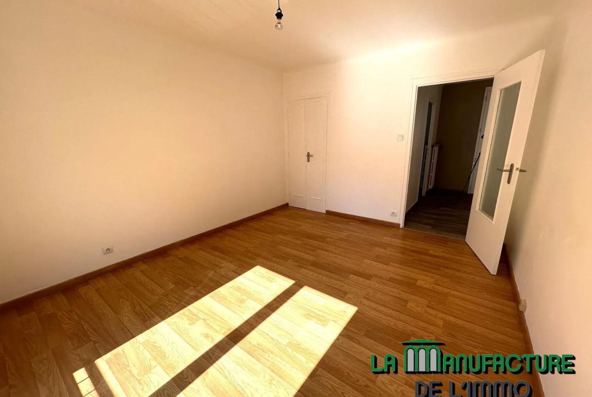 Appartement F2 rénové avec cave et garage en option à Saint-Étienne 