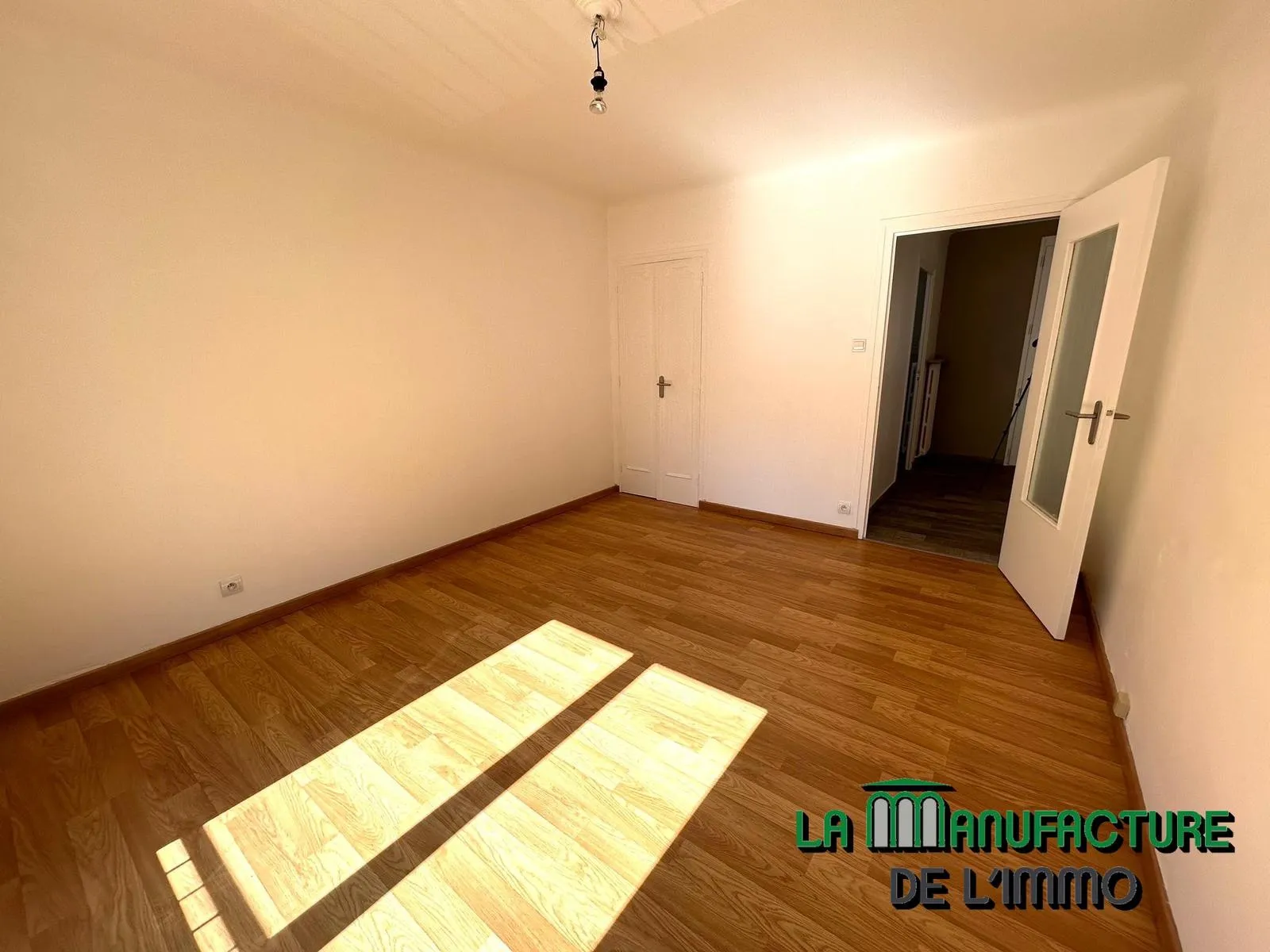 Appartement F2 rénové avec cave et garage en option à Saint-Étienne 