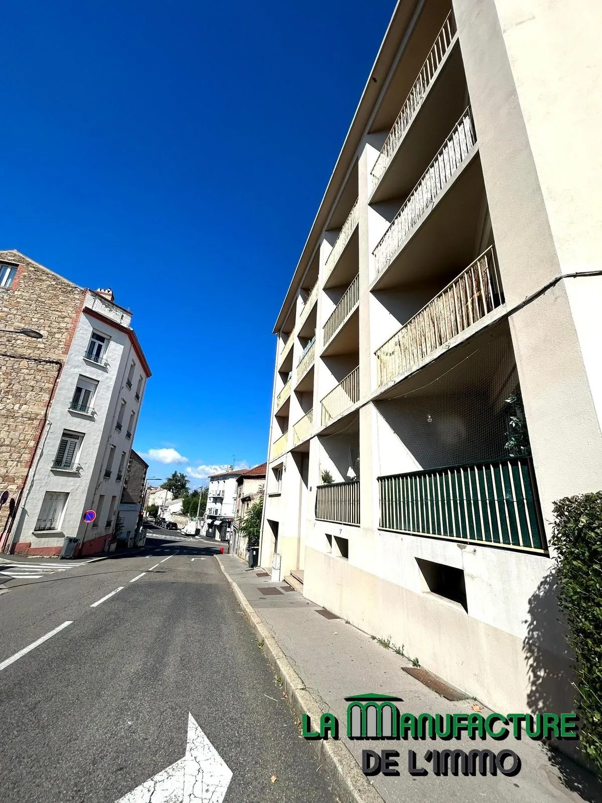 Appartement F2 rénové avec cave et garage en option à Saint-Étienne 