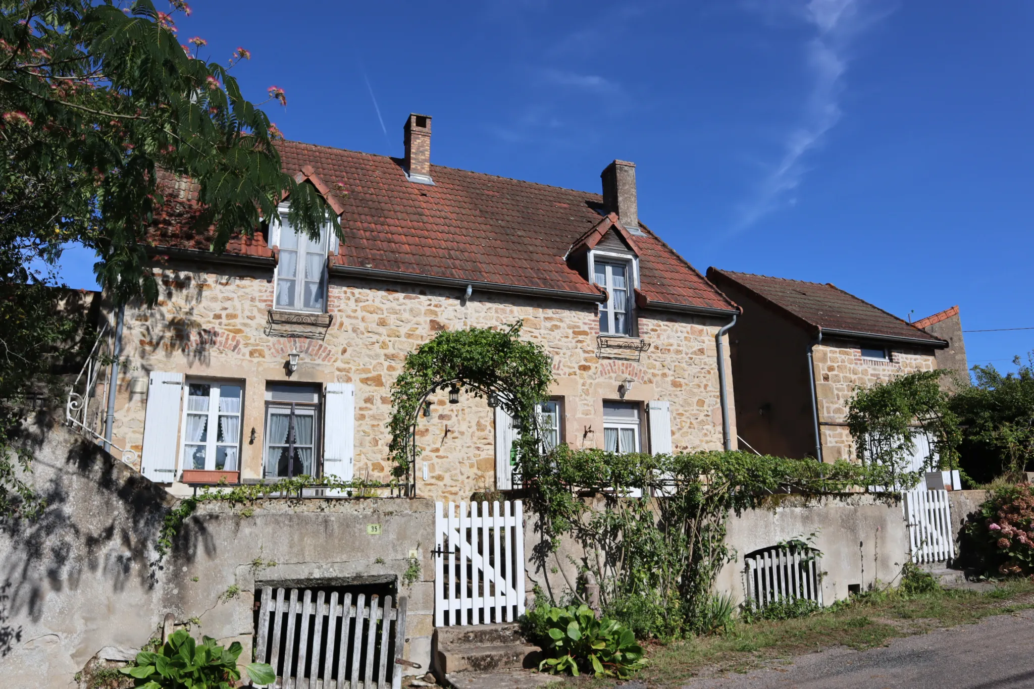 Maison de campagne à Epinac de 247 m² 