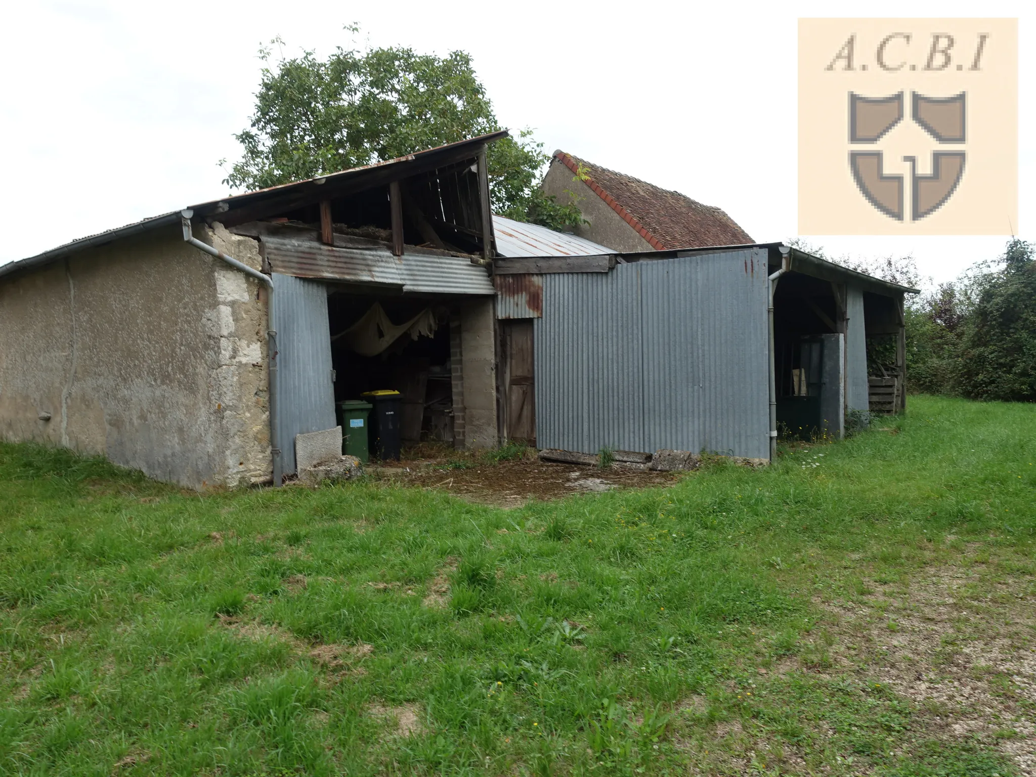 Maison à rénover près d'Oucques avec jardin et dépendances 