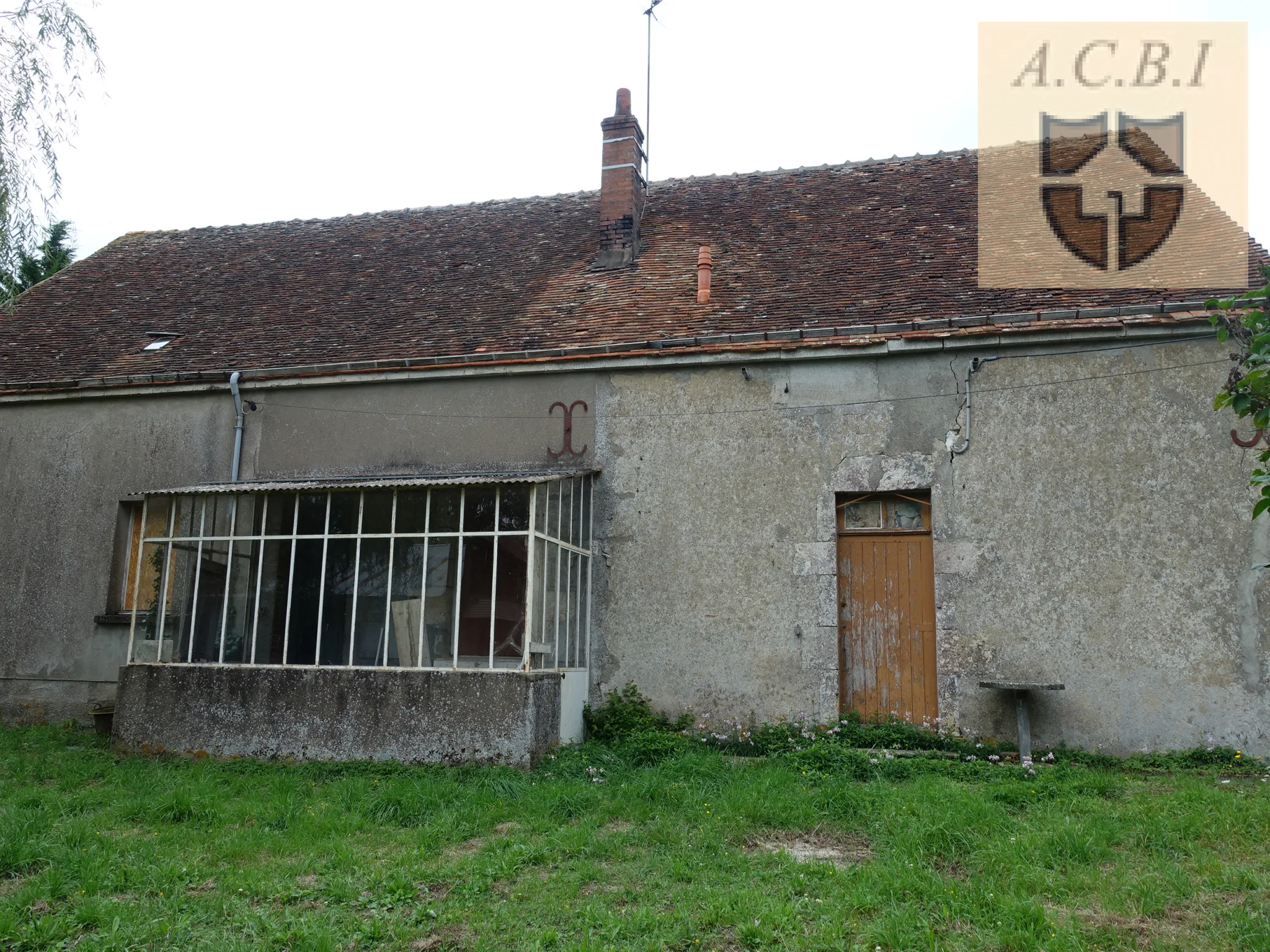 Maison à rénover près d'Oucques avec jardin et dépendances 