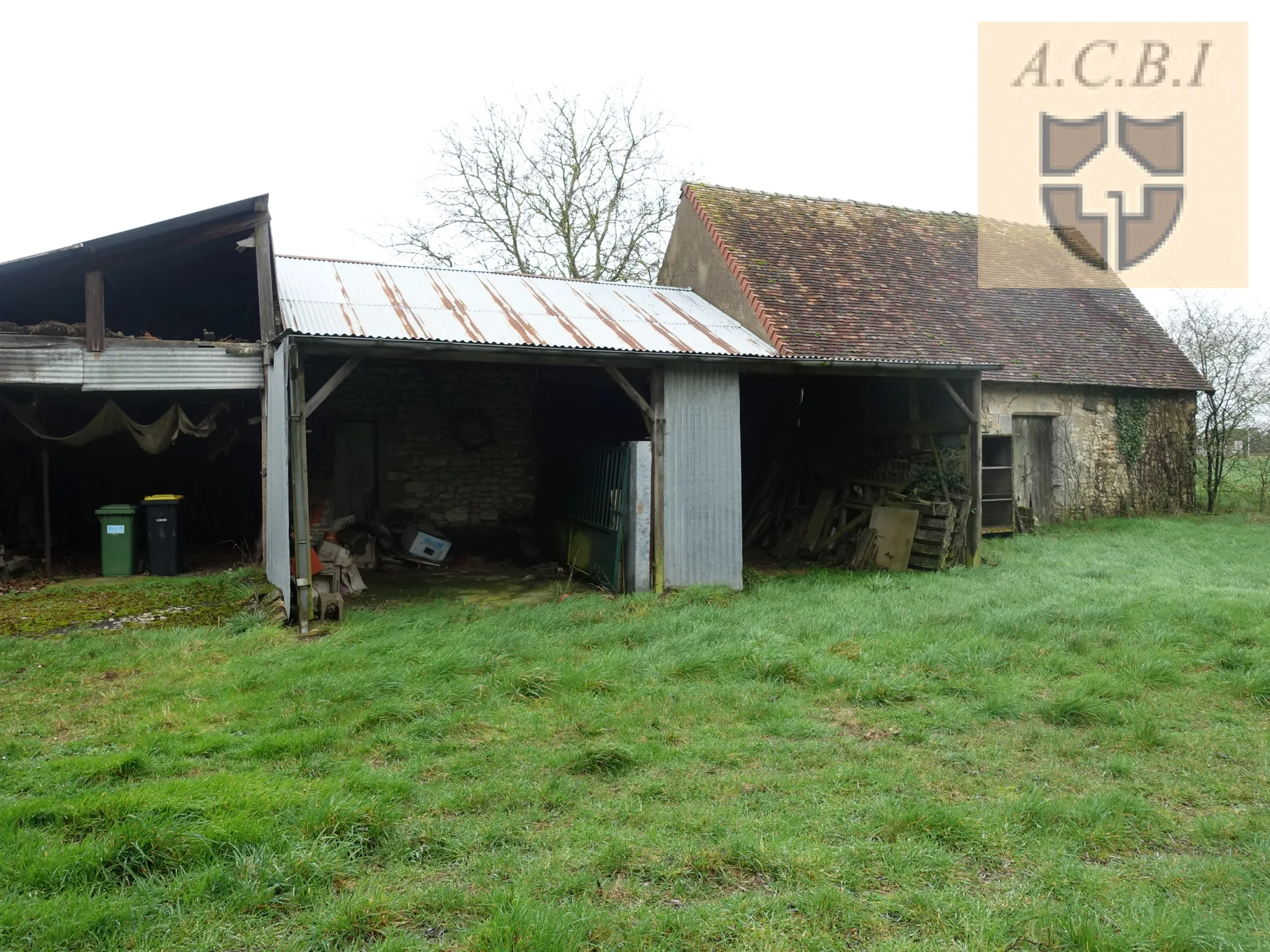 Maison à rénover près d'Oucques avec jardin et dépendances 