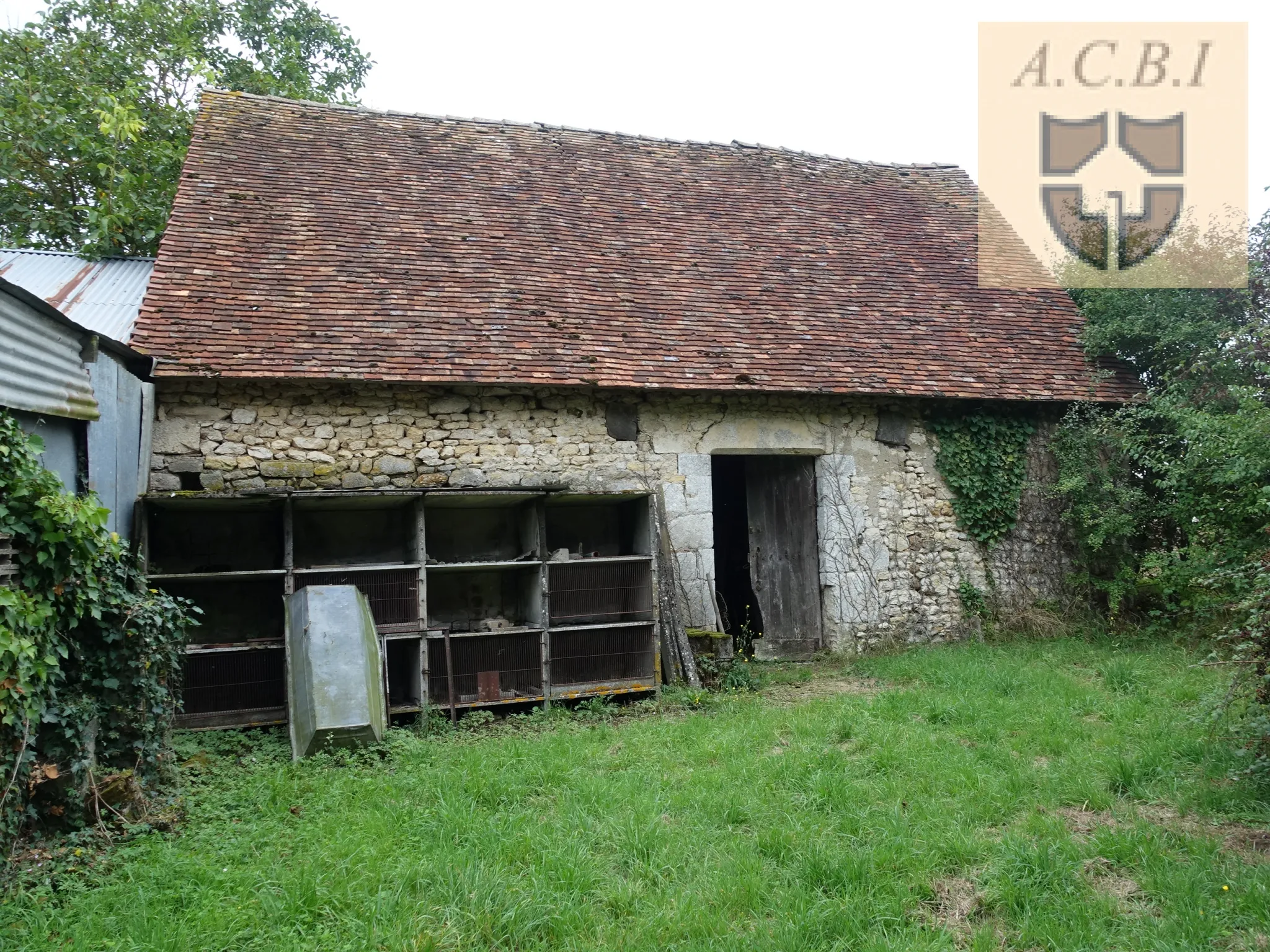 Maison à rénover près d'Oucques avec jardin et dépendances 