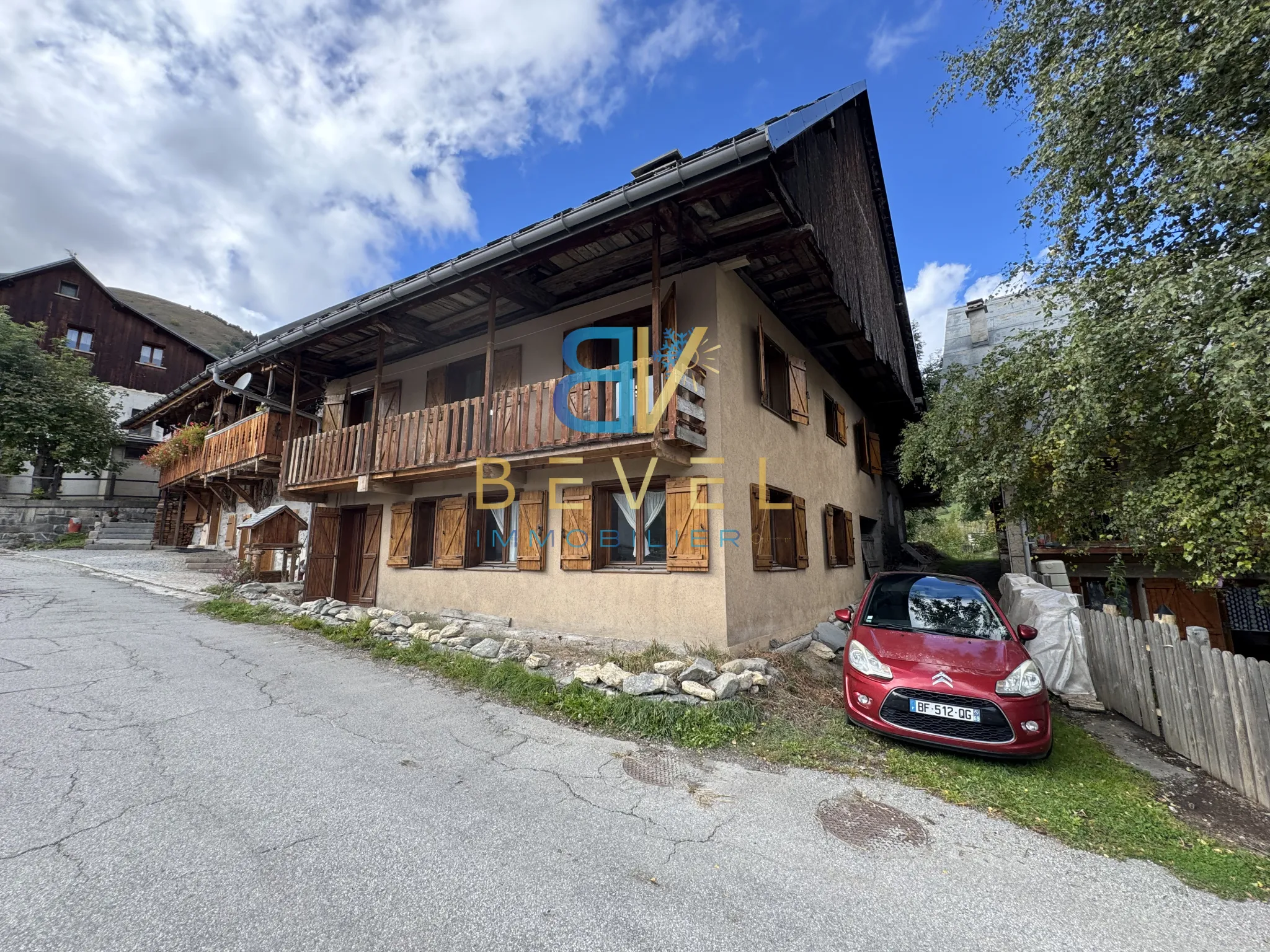 Grande Maison à Saint-Jean-d'Arves avec Potentiel 