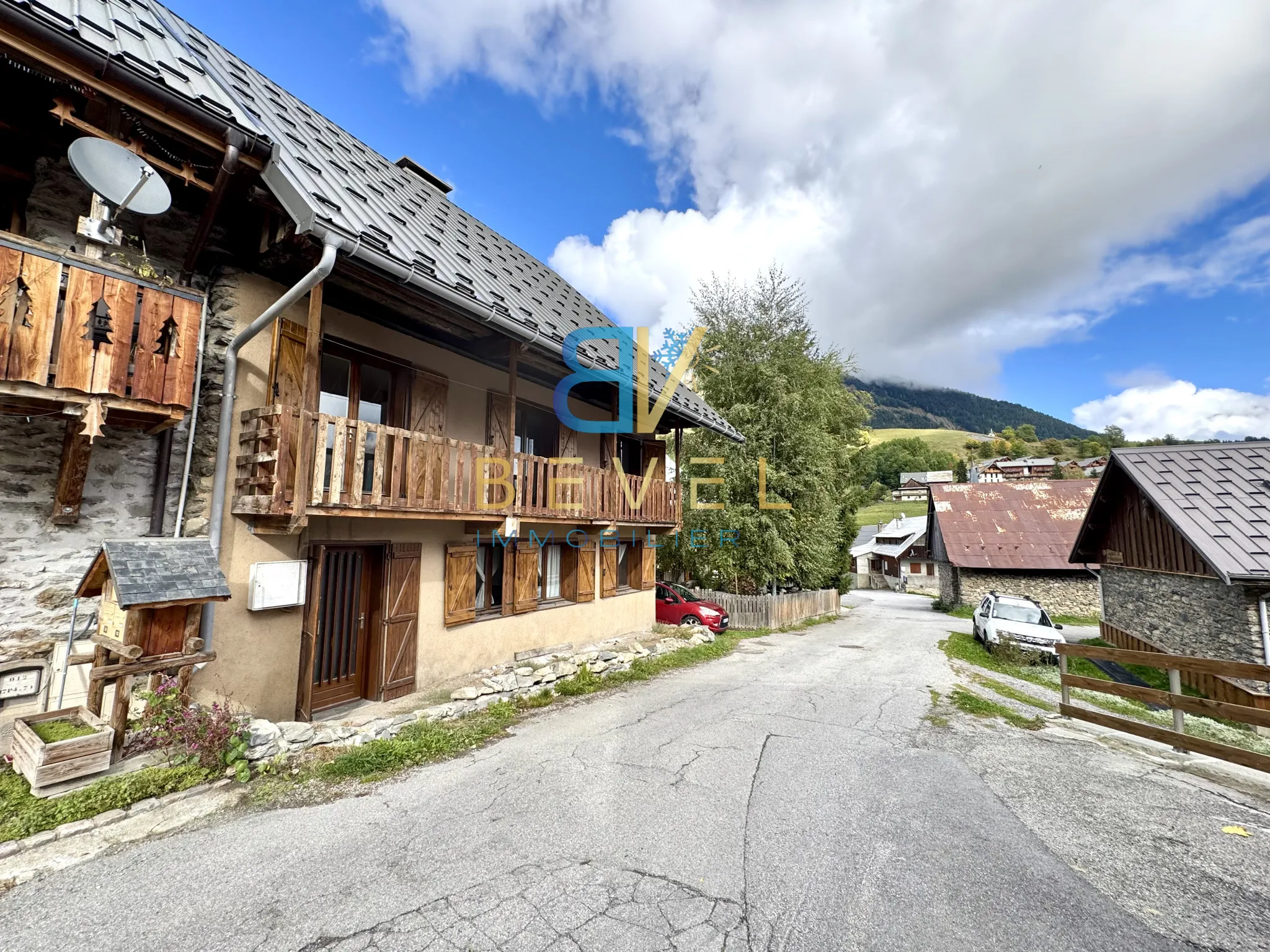 Grande Maison à Saint-Jean-d'Arves avec Potentiel 