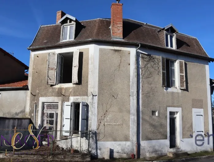 Maison de village avec grange et jardin à Lachaux 