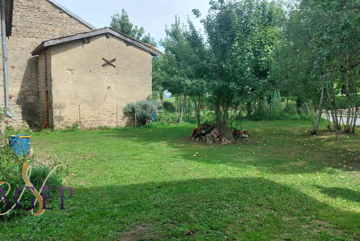 Maison de village avec grange et jardin à Lachaux 