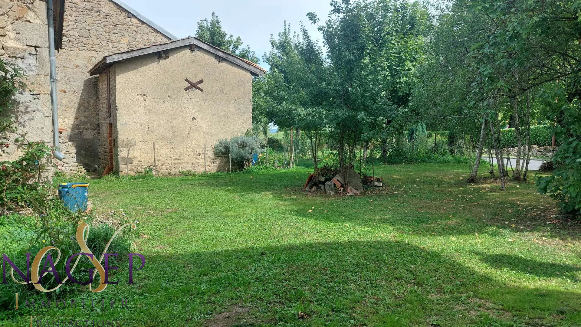 Maison de village avec grange et jardin à Lachaux 