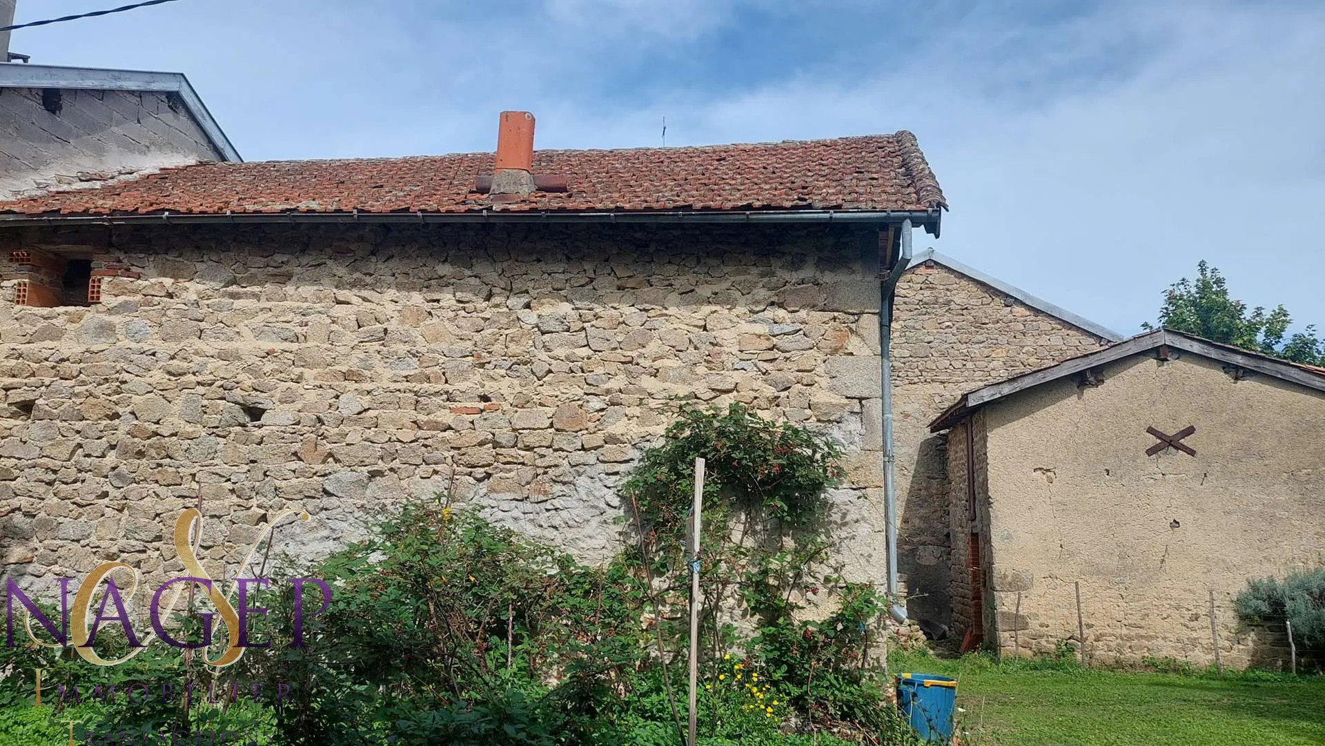 Maison de village avec grange et jardin à Lachaux 