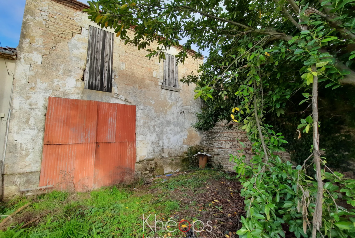 Grange à rénover entièrement avec jardin à Lamothe Landerron 