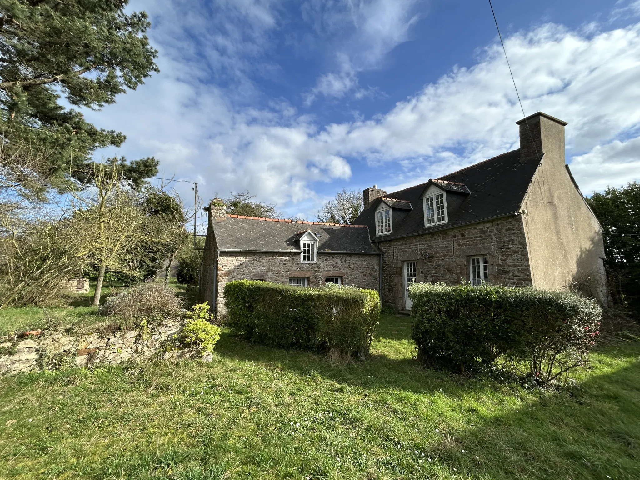 À VENDRE : Maison en pierres à Plouézec, proche de la mer 